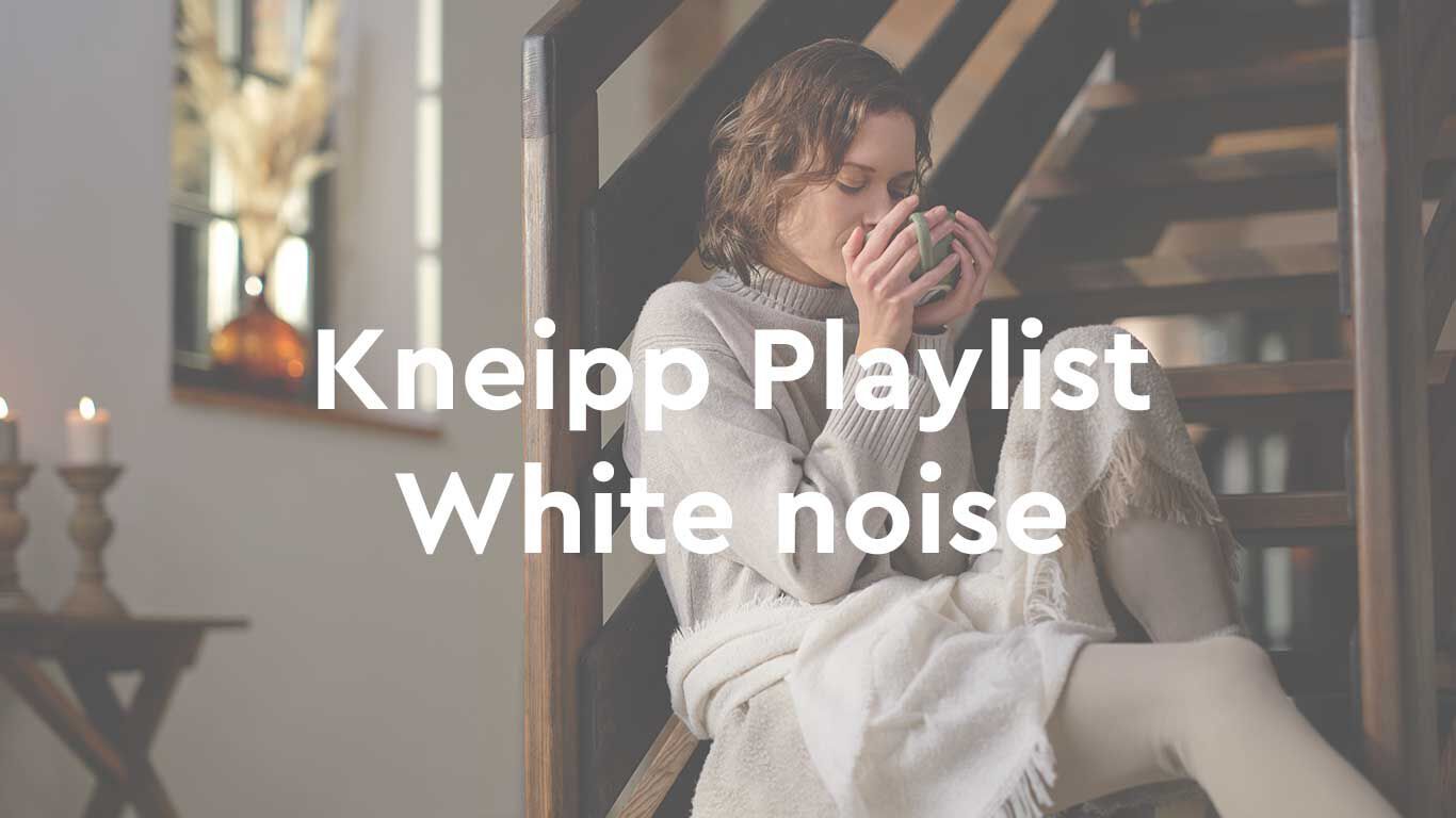 Een vrouw zit op een trap zit, met een witte tekstlaag: "Kneipp Playlist White Noise"